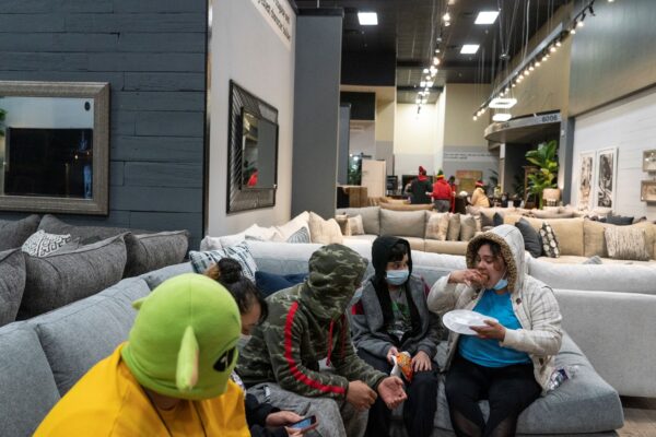 Người dân trú ẩn tại cửa hàng nội thất Gallery Furniture sau khi thời tiết mùa đông gây mất điện ở Houston, Texas, hôm 18/02/2021. (Ảnh: Go Nakamura/Getty Images)