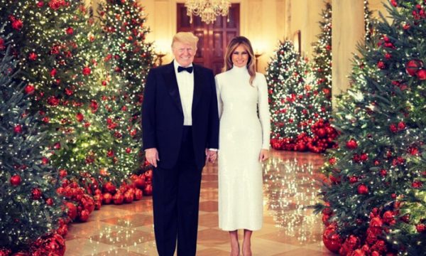 Tổng thống Donald Trump và Đệ nhất phu nhân Melania Trump trong bức ảnh chân dung chính thức mừng Giáng Sinh năm 2018 tại Cross Hall của Tòa Bạch Ốc, hôm 15/12/2018. (Ảnh: Andrea Hanks/Tòa Bạch Ốc)