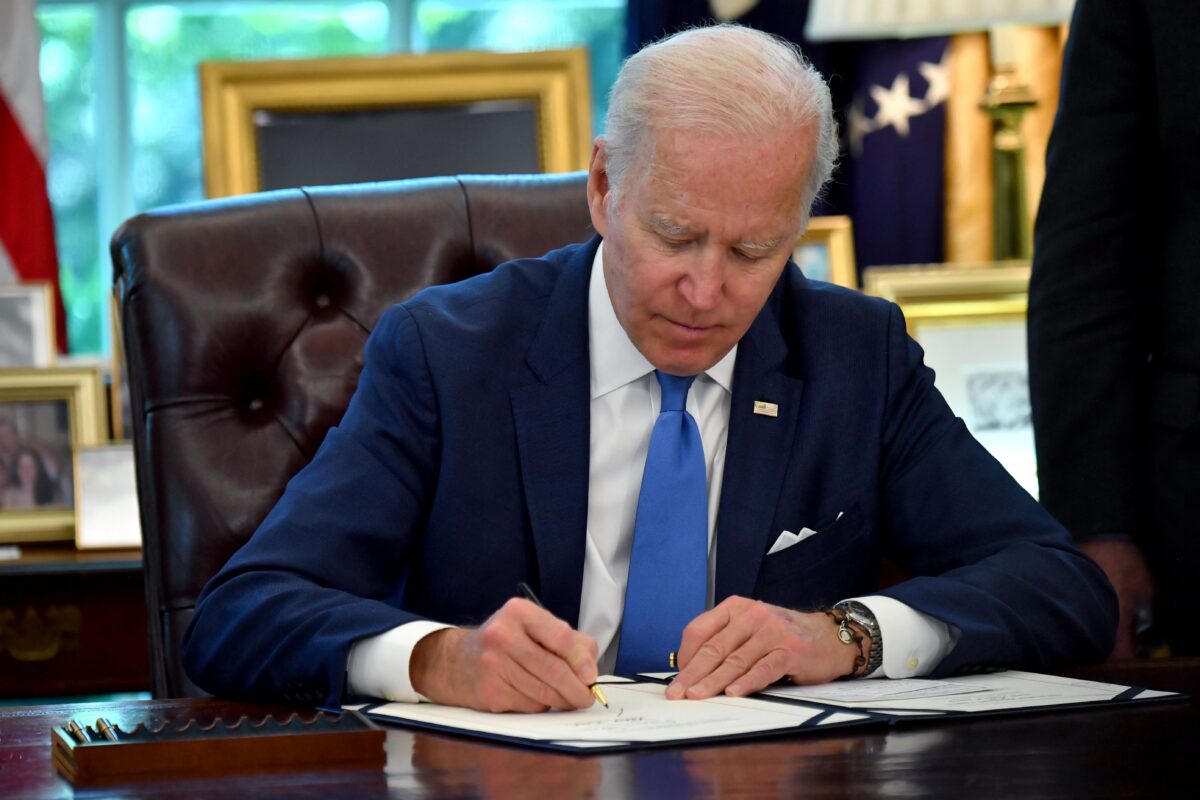 Tổng thống Joe Biden ký thành luật Đạo luật Cho thuê-Cho vay Quốc phòng Dân Chủ Ukraine năm 2022, tại Oval Office của Tòa Bạch Ốc ở Hoa Thịnh Đốn hôm 09/05/2022. (Ảnh: Nicholas Kamm/AFP qua Getty Images)