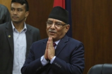 Lãnh đạo đảng cộng sản Nepal, ông Pushpa Kamal Dahal, chào mừng mọi người trong cuộc họp sau khi tuyên bố từ chức thủ tướng, phù hợp với một thỏa thuận với đảng đối tác liên minh của ông, tại Kathmandu, Nepal, vào ngày 24/05/2017. (Ảnh: Niranjan Shrestha/AP Photo)