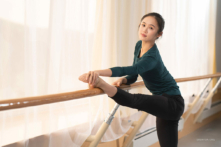 Cô Vương Sâm (Angelia Wang), một nghệ sĩ múa của công ty Nghệ thuật Biểu diễn Shen Yun, trong một buổi tập luyện. (Ảnh: Nghệ thuật Biểu diễn Shen Yun)