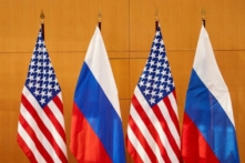 Quốc kỳ Nga và Hoa Kỳ trước cuộc hội đàm giữa Thứ trưởng Ngoại giao Nga Sergei Ryabkov và Thứ trưởng Ngoại giao Hoa Kỳ Wendy Sherman tại Phái bộ Hoa Kỳ ở Geneva, Thụy Sĩ, hôm 10/01/2022. (Ảnh: Denis Balibouse/Reuters)