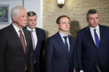 Đại sứ Moscow tại Belarus Boris Gryzlov (bên trái), Thứ trưởng Ngoại giao Nga Andrei Rudenko (thứ hai bên trái), phụ tá tổng thống kiêm trưởng phái đoàn Nga Vladimir Medinsky (thứ hai bên phải), và chủ tịch ủy ban các vấn đề quốc tế của Duma Quốc gia Nga Leonid Slutsky (bên phải) nói chuyện với giới truyền thông ở vùng Brest của Belarus hôm 07/03/2022. (Ảnh: Maxim Guchek/Belta/AFP qua Getty Images)