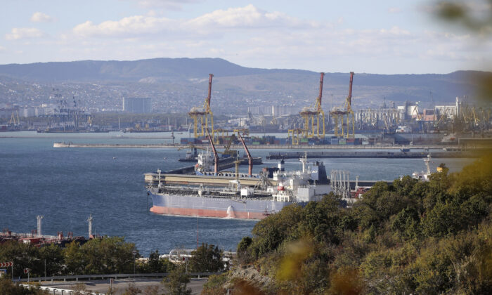 Một tàu chở dầu đang neo đậu ở Novorossiysk, Nga, hôm 11/10/2022. (Ảnh: AP Photo, File)