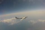 Oanh tạc cơ chiến lược Tu-95 của Nga bay trong các cuộc tập trận trên không quân sự Nga-Trung để tuần tra khu vực Á Châu-Thái Bình Dương, tại một địa điểm không xác định, trong bức ảnh trích từ một đoạn video được đăng hôm 24/05/2022. (Ảnh: Bộ Quốc phòng Nga/Tài liệu phát qua Reuters)