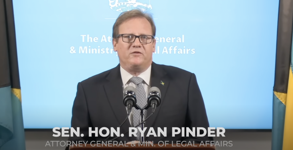 Tổng chưởng lý của Bahamas Ryan Pinder thông báo trước toàn quốc về sự sụp đổ của FTX hôm 27/11/2022. (Ảnh: Văn phòng Thủ tướng, Quần đảo Bahamas/Ảnh chụp màn hình qua The Epoch Times)