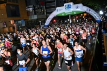 Cuộc chạy đua marathon của Standard Chartered 2021 bắt đầu tại Hồng Kông, hôm 24/10/2021. (Ảnh: Sung Pi-lung/The Epoch Times)