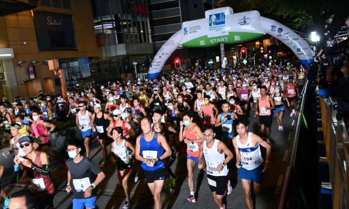 Từ trang phục chạy marathon đến quà lưu niệm, thông điệp ‘Hồng Kông, Cố lên’ sẽ bị báo công an