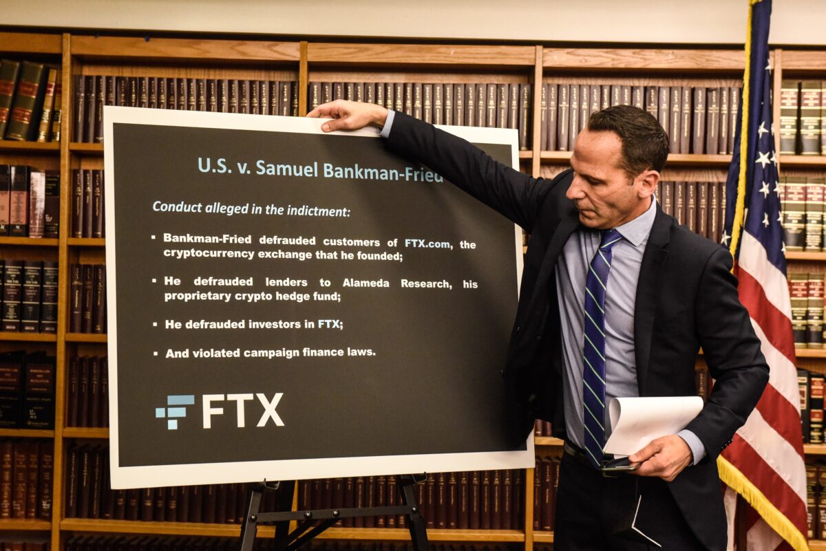Các Biện lý Liên bang Tòa án Địa hạt phía Nam của New York công bố bản cáo trạng của anh Samuel Bankman-Fried ở New York, hôm 13/12/2022. (Ảnh: Stephanie Keith/Getty Images)