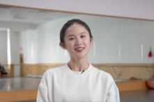 Nữ nghệ sĩ múa chính của Đoàn Nghệ thuật Biểu diễn Shen Yun, cô Angelia Wang, giải thích về những đặc điểm khác biệt giữa múa ballet và múa cổ điển Trung Hoa. (Ảnh: Shen Yun Zhou Pin)