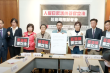 Các nhà lập pháp Đài Loan do ông Hứa Trí Kiệt (đứng thứ 5 từ trái qua) dẫn đầu đã tổ chức một cuộc họp báo tại Viện Lập pháp Đài Bắc để vận động ủng hộ cho đề xướng luật hình sự chống thu hoạch nội tạng cưỡng bức, hôm 09/12/2022. Các nhà lập pháp Trương Liêu Vạn Kiên (ngoài cùng bên phải), Quách Quốc Văn (đứng thứ hai bên phải), Trần Tố Nguyệt (đứng thứ 3 bên phải), bà Lại Huệ Viên (đứng thứ 3 bên trái) và Trần Tiêu Hoa (đứng thứ 4 bên trái) đã tham dự, cùng với luật sư nhân quyền Theresa Chu (đứng thứ 2 bên trái) và ông Hoàng Thiên Phong (ngoài cùng bên trái) đến từ Hiệp hội Chăm sóc Cấy ghép Nội tạng Quốc tế Đài Loan. (Ảnh: Đài truyền hình Tân Đường Nhân)
