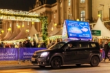 Xe hơi quảng bá của Shen Yun là một cảnh tượng gây chú ý trên các đường phố đông đúc của Berlin trước thềm lễ Giáng Sinh. (Ảnh: Zhang Qingyan/The Epoch Times)