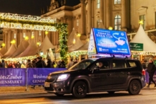 Xe hơi quảng bá của Shen Yun là một cảnh tượng gây chú ý trên các đường phố đông đúc của Berlin trước thềm lễ Giáng Sinh. (Ảnh: Zhang Qingyan/The Epoch Times)