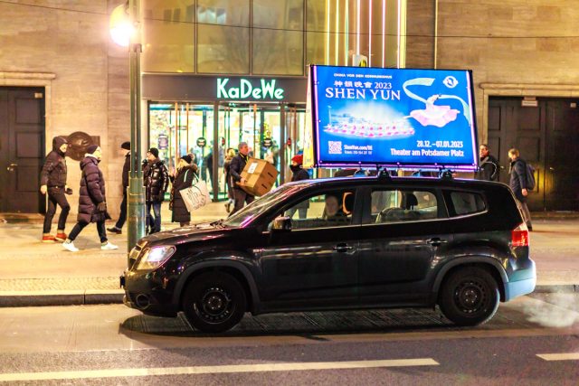 Xe quảng bá của Shen Yun đậu phía trước siêu thị hàng cao cấp Kaufhaus des Westens (KaDeWe) ở thành phố Berlin. (Ảnh: Zhang Qingyan/The Epoch Times)