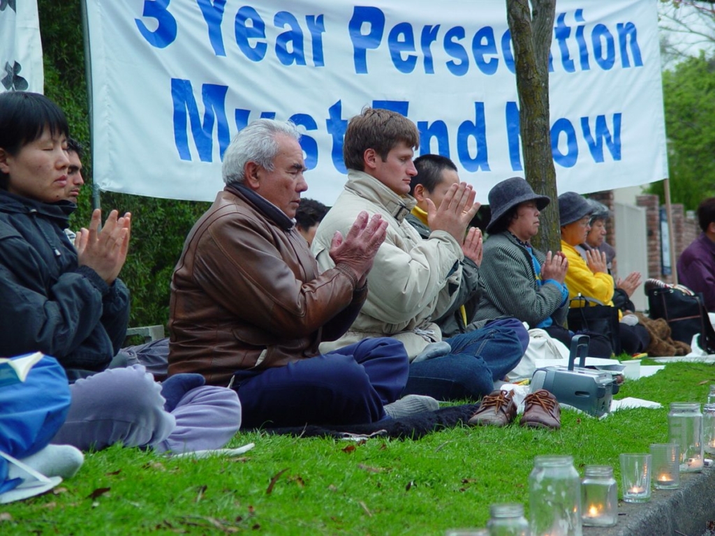 Các học viên Pháp Luân Công kháng nghị ôn hòa phản đối cuộc bức hại của chính quyền Trung Quốc đối với Pháp Luân Công tại Melbourne, Úc, hôm 22/09/2002. (Ảnh: Chen Ming/Epoch Times)