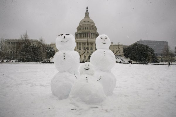 Một gia đình người tuyết được nhìn thấy tại Điện Capitol ở Hoa Thịnh Đốn khi một cơn bão mùa đông ập đến vào ngày 13/01/2019. (Ảnh: AP Photo/Alex Brandon)