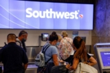 Hành khách làm thủ tục cho chuyến bay của Southwest Airlines tại Phi trường Quốc tế Orlando ở Orlando, Florida, vào ngày 11/10/2021. (Ảnh: Joe Skipper/Reuters)