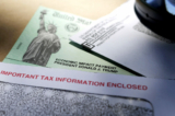 Một tấm chi phiếu kích thích do IRS phát hành để giúp chống lại các tác động kinh tế bất lợi của đợt bùng phát dịch COVID-19, tại San Antonio, Texas, vào ngày 23/04/2020. (Ảnh: Eric Gay/AP)