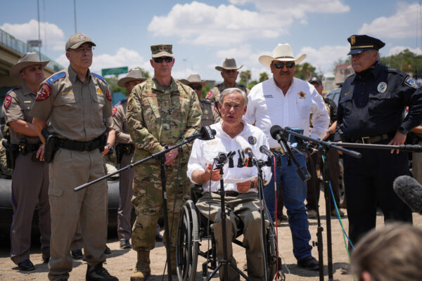 Thống đốc Texas Greg Abbott, cùng với các quan chức chấp pháp của tiểu bang và địa phương, nói chuyện với giới truyền thông ở Eagle Pass, Texas, hôm 29/06/2022. (Ảnh: Charlotte Cuthbertson/The Epoch Times)