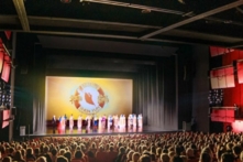 Những tràng pháo tay nồng nhiệt dành cho buổi biểu diễn đầu tiên của Shen Yun mùa diễn 2023 tại Nhà hát Quảng trường Potsdamer (Theater am Potsdamer Platz) ở Berlin. (Ảnh: Epoch Times)