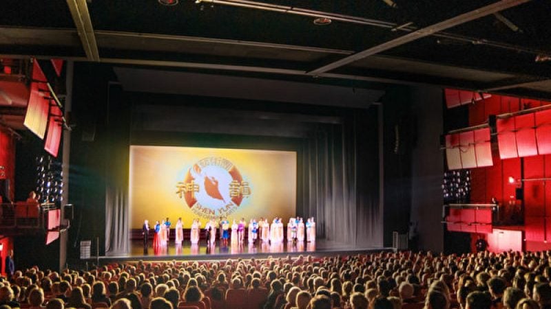 ‘Một thế giới hoàn toàn khác’: Giọng nam cao đến từ Dresden hào hứng xem Shen Yun mở màn tại Berlin
