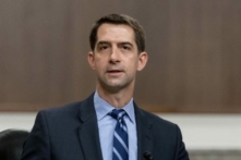 Thượng nghị sĩ Tom Cotton (Cộng Hòa-Arkansas) trình bày trong phiên điều trần tại Capitol Hill ở Hoa Thịnh Đốn hôm 25/03/2021. (Ảnh: Andrew Harnik/Pool/Getty Images)