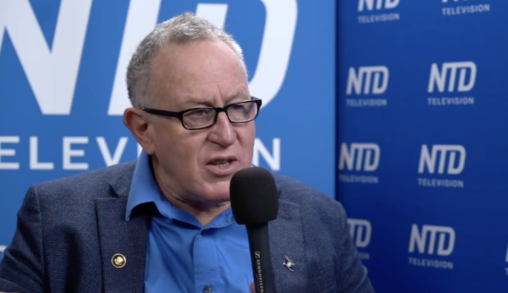 Ông Trevor Loudon trong một cuộc phỏng vấn với chương trình Capitol Report của NTD. (Ảnh: NTD/Ảnh chụp màn hình qua The Epoch Times)