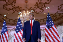 Cựu Tổng thống Donald Trump đứng trên sân khấu trong một sự kiện tại dinh thự Mar-a-Lago của ông ở Palm Beach, Florida hôm 15/11/2022. (Ảnh: Joe Raedle/Getty Images