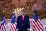 Cựu Tổng thống Donald Trump lên sân khấu trong một sự kiện tại dinh thự Mar-a-Lago của ông ở Palm Beach, Florida, hôm 15/11/2022. (Ảnh: Joe Raedle/Getty Images)