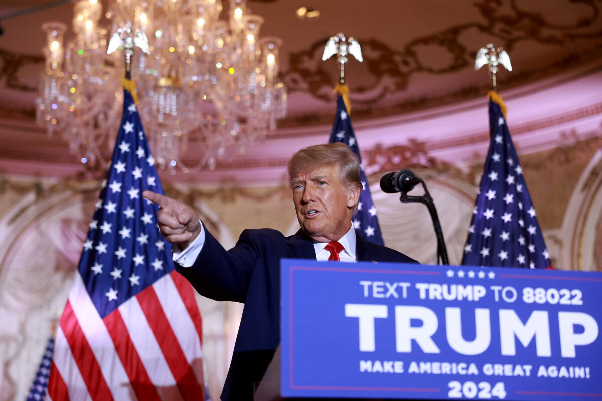 Cựu TT Donald Trump nói trong một sự kiện tại ngôi nhà Mar-a-Lago của ông ở Palm Beach, Florida, hôm 15/11/2022. (Ảnh: Joe Raedle/Getty Images)