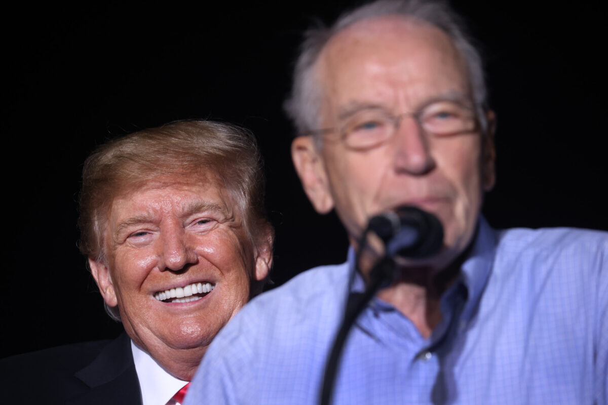 Cựu Tổng thống Donald Trump mỉm cười khi Thượng nghị sĩ Chuck Grassley (Cộng Hòa-Iowa) trình bày trong một cuộc tập hợp tại Khu hội chợ Tiểu bang Iowa ở Des Moines, Iowa, hôm 09/10/2021. (Ảnh: Scott Olson/Getty Images)