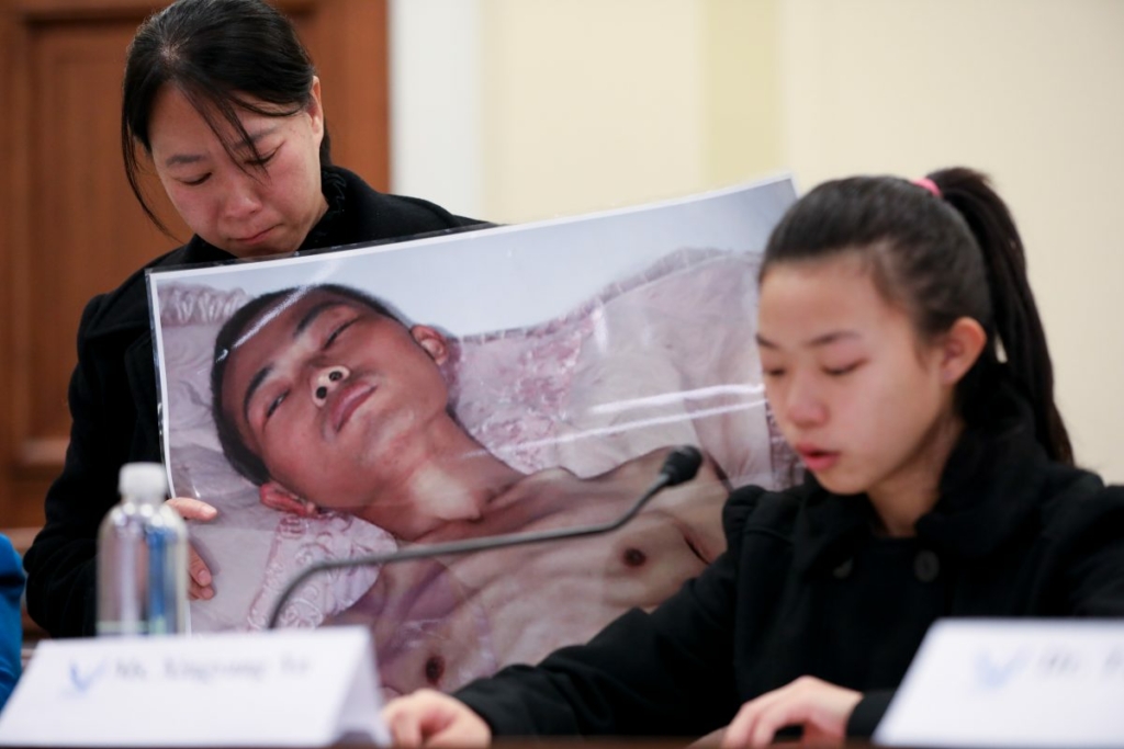 Cô Từ Hâm Dương (Xu Xinyang) (Phải), một cô gái 17 tuổi có cha (trong ảnh) qua đời sau khi bị tra tấn ở Trung Quốc vì đức tin vào Pháp Luân Công, trình bày tại diễn đàn về Tình trạng Nhân quyền Suy thoái và Phong trào Thoái Đảng ở Trung Quốc, bên cạnh mẹ cô là bà Trì Lệ Hoa (Chi Lihua) tại Quốc hội ở Hoa Thịnh Đốn vào ngày 04/12/2018. (Ảnh: Samira Bouaou/The Epoch Times)