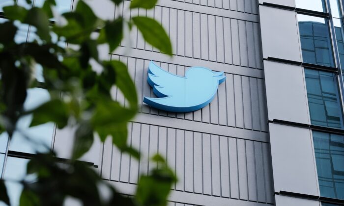 Biểu tượng trụ sở Twitter trên Đường số 10 ở San Francisco hôm 04/11/2022. (Ảnh: David Odisho/Getty Images)