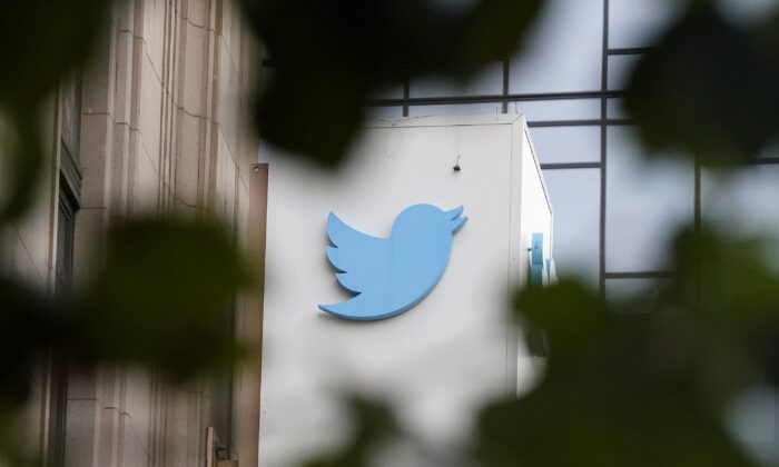 Một bảng hiệu tại trụ sở Twitter ở San Francisco, hôm08/12/2022. (Ảnh: Jeff Chiu/AP Photo)