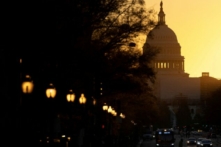 Bình minh ló rạng trên Điện Capitol Hoa Kỳ ở Hoa Thịnh Đốn hôm 09/11/2022. (Ảnh: Tom Brenner/Reuters)