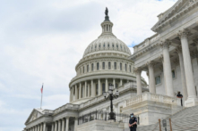Cảnh sát đeo khẩu trang đứng canh gác Tòa nhà Capitol Hoa Kỳ ở Hoa Thịnh Đốn vào ngày 14/05/2020. (Ảnh: Erin Scott/Reuters)