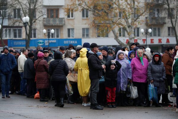 Mọi người chờ viện trợ lương thực sau khi Nga rút khỏi Kherson ở Ukraine hôm 17/11/2022. (Ảnh: Murad Sezer/Reuters)