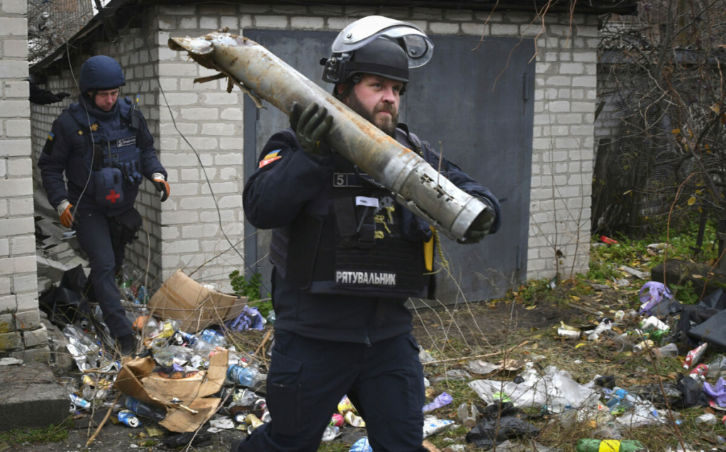 Một đặc công Ukraine mang một phần của quả đạn trong khi đang làm nhiệm vụ rà phá bom mìn tại một khu dân cư ở Lyman, vùng Donetsk, Ukraine, hôm 16/11/2022. (Ảnh: Andriy Andriyenko/AP Photo)