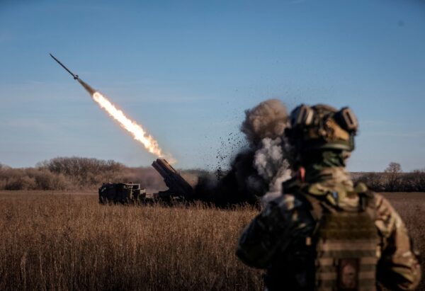 Các quân nhân Ukraine khai hỏa bằng hệ thống tên lửa phóng loạt Bureviy tại một vị trí ở vùng Donetsk, khi Nga tiếp tục tấn công Ukraine, Ukraine hôm 29/11/2022. (Ảnh: Đài Châu Âu Tự do/Đài Tự do/Serhii Nuzhnenko qua Reuters)