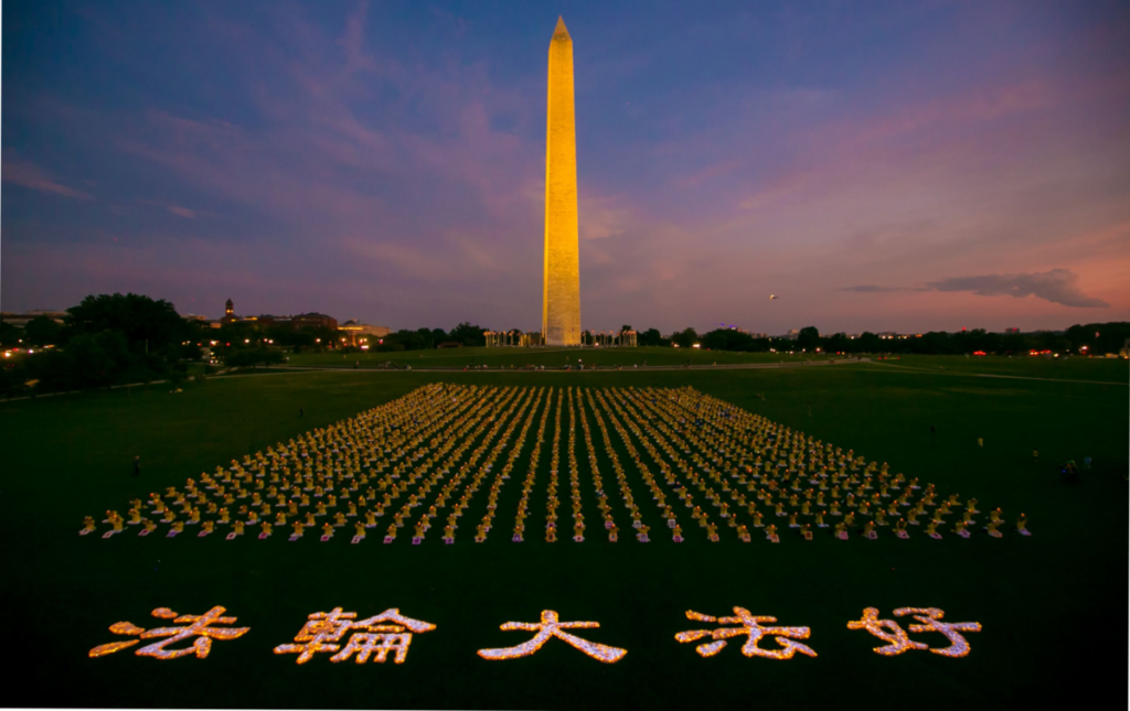 Hơn một ngàn học viên Pháp Luân Công tổ chức thắp nến tưởng niệm tại Đài tưởng niệm Washington hôm 21/07/2022. (Ảnh: Lisa Fan/The Epoch Times)