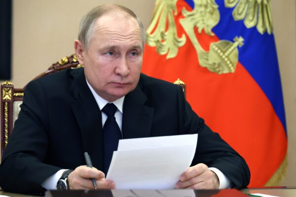 Tổng thống Nga Vladimir Putin tham gia lễ ra mắt mỏ khí ngưng tụ Kovykta qua hội nghị truyền hình ở Moscow hôm 21/12/2022. (Ảnh: Mikhail Kuravlev/Pool Photo qua AP)
