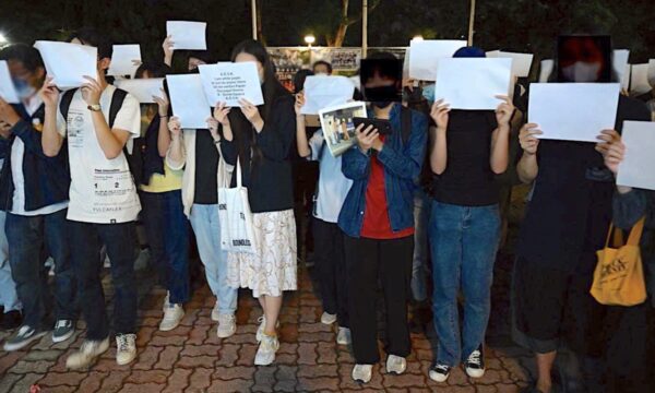 Hàng chục sinh viên bày tỏ sự ủng hộ đối với “Cuộc biểu tình Giấy trắng” của Trung Quốc đại lục tại Quảng trường Văn hóa của Đại học Trung văn Hồng Kông, hôm 29/11/2022. (Ảnh: Đăng dưới sự cho phép của Nhà xuất bản Cộng đồng Đại học)
