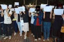 Hôm 29/11/2022, tại Quảng trường Văn hóa của Đại học Trung văn Hồng Kông, hàng chục sinh viên đã bày tỏ sự ủng hộ đối với “Cuộc biểu tình Giấy Trắng” của Trung Quốc đại lục. (Ảnh: Đăng dưới sự cho phép của University Community Press)