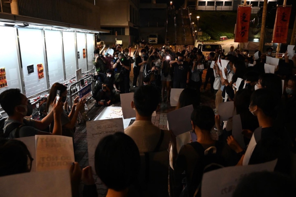 Vào đêm hôm 29/11, hàng chục sinh viên đại học CUHK đã tập trung tại Quảng trường Trung tâm của CUHK để thể hiện sự đồng tình với những người biểu tình ở Trung Quốc đại lục. (Ảnh: Đăng dưới sự cho phép của University Community Press)
