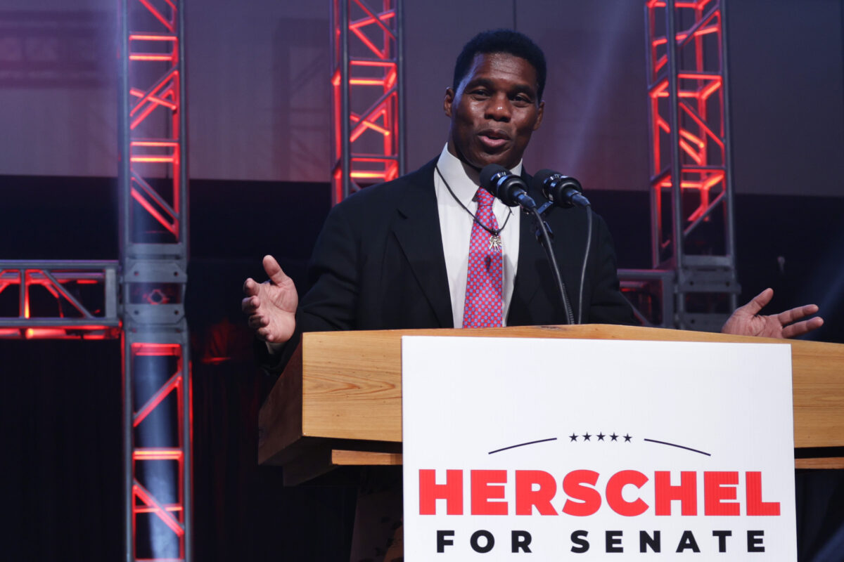 Ứng cử viên Thượng viện Đảng Cộng Hòa Georgia Herschel Walker có bài diễn văn công nhận thua cuộc trong sự kiện đêm bầu cử tại College Football Hall of Fame ở Atlanta hôm 06/12/2022. (Ảnh: Alex Wong/Getty Images)