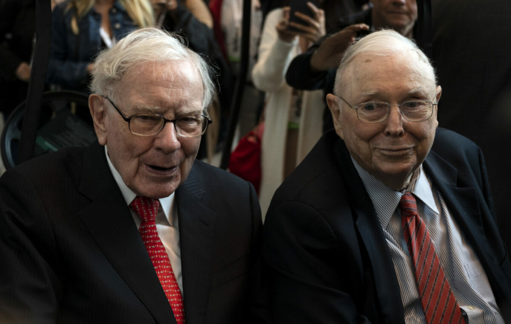 Ông Warren Buffett (trái), CEO của Berkshire Hathaway, và phó chủ tịch Charlie Munger tham dự cuộc họp cổ đông thường niên năm 2019 tại Omaha, Nebraska, hôm 03/05/2019. (Ảnh: Johannes Eisele/AFP qua Getty Images)