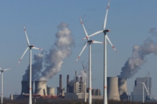 Các nhà máy điện gió của công ty điện lực RWE của Đức, một trong những công ty điện lực lớn nhất  u Châu, trước các nhà máy điện chạy bằng than nâu của RWE ở Neurath gần Jackerath, phía tây bắc Cologne, Đức, hôm 18/03/2022. (Ảnh: Wolfgang Rattay/Reuters)