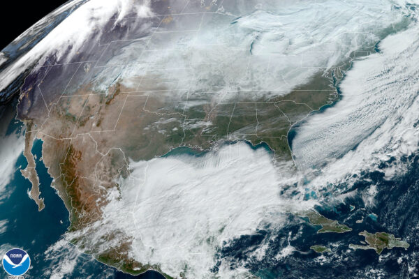Hình ảnh vệ tinh do NOAA cung cấp này cho thấy các hệ thống thời tiết trên khắp Bắc Mỹ lúc 12 giờ 06 phút chiều theo múi giờ miền Đông (EST), hôm 24/12/2022. (Ảnh: NOAA qua AP)