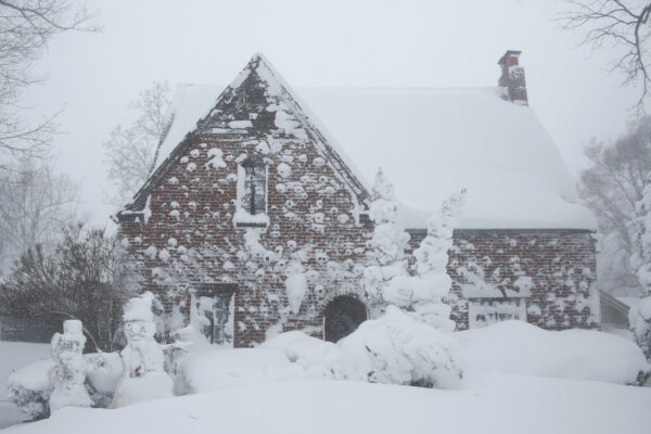 Một cơn bão mùa đông quét qua Western New York hôm 24/12/2022, tại Amherst, New York. (Ảnh: Jeffrey T. Barnes/AP Photo)