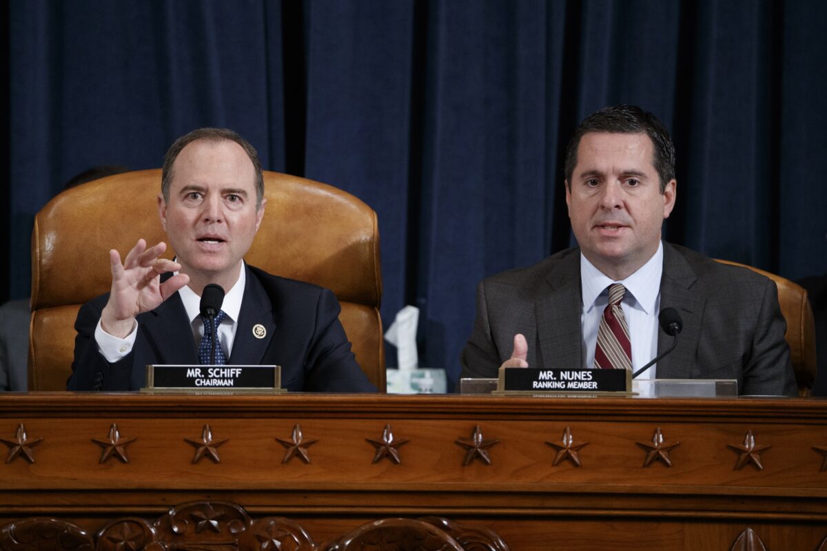 Chủ tịch Tình báo Hạ viện Adam Schiff (Dân Chủ-California) can thiệp để nói lên mối lo ngại của mình về việc giữ bí mật danh tính của người tố cáo khi Thành viên Cao cấp Devin Nunes (Cộng Hòa-California) chất vấn Trung tá Alexander Vindman, Giám đốc Hội đồng An ninh Quốc gia về các vấn đề Âu Châu, trong buổi điều trần trước Ủy ban Tình báo Hạ viện tại Tòa nhà Văn phòng Hạ viện Longworth trên Capitol Hill ở Hoa Thịnh Đốn vào ngày 19/11/2019. (Ảnh: Shawn Thew-Pool/Getty Images)